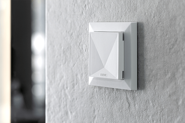 Raumklima Sensor Tree Weiß an einer weissen Wand