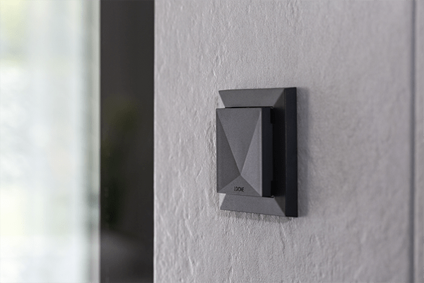 Raumklima Sensor Tree Anthrazit (CO2, Temperatur, Feuchte) an einer weissen Wand