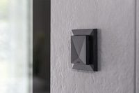 Raumklima Sensor Tree Anthrazit (CO2, Temperatur, Feuchte) an einer weissen Wand