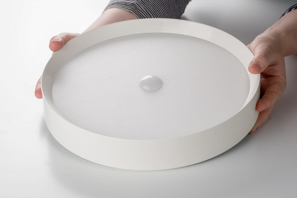 LED Ceiling Light RGBW Air Weiss in den Händen